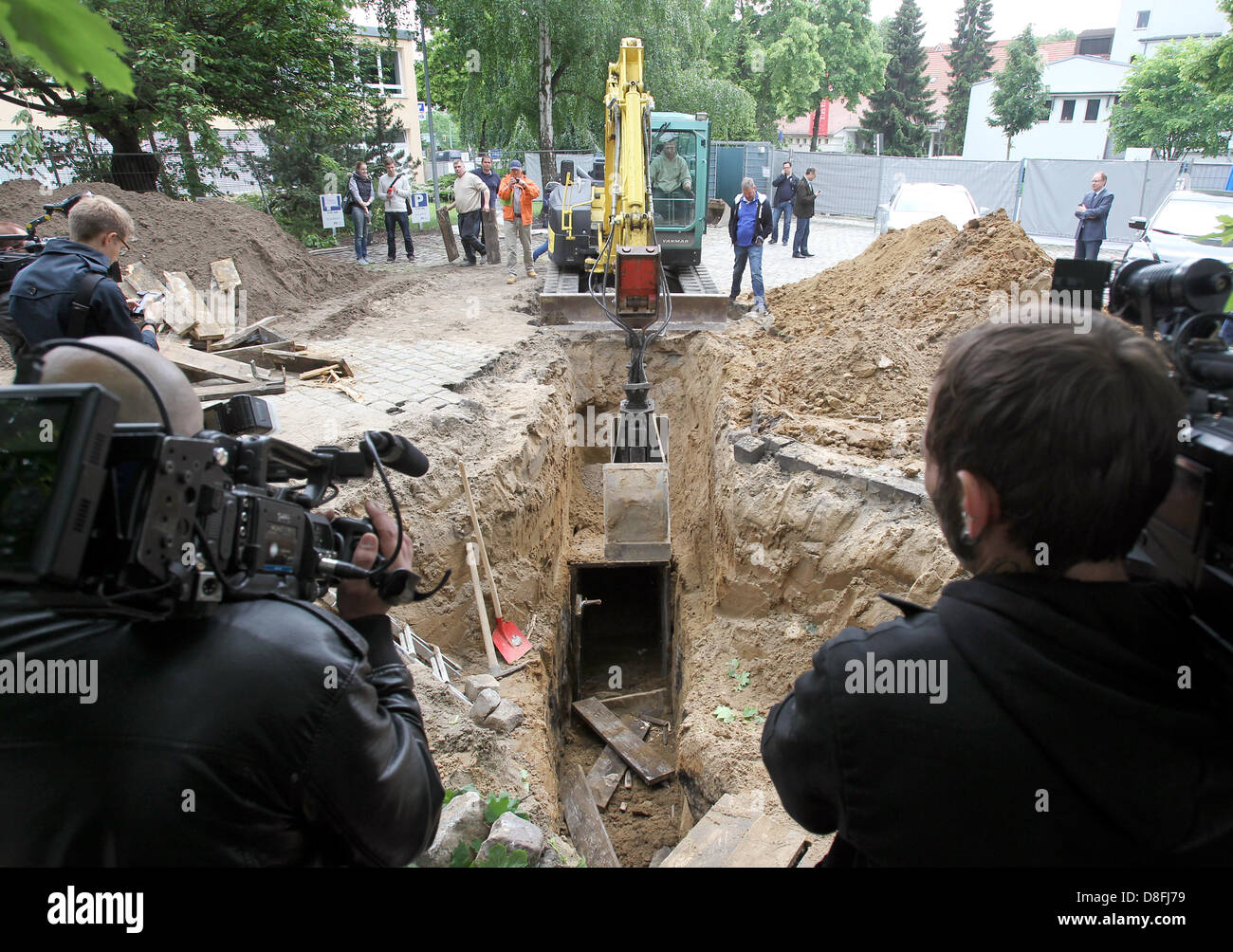 Berlino, Germania. Il 28 maggio 2013. I giornalisti guardare un tunnel scoperti utilizzati per rubare un Volksbank brank in Berlin-Steglitz, Germania, 28 maggio 2013. Autori sconosciuti costruito il 30 metri di lunghezza e 1,4 metri di altezza tunnel nel caveau della banca e si è rotto in 309 cassette di sicurezza. Il tunnel è ora di andare a essere riempite. Foto: WOLFGANG KUMM/dpa/Alamy Live News Foto Stock