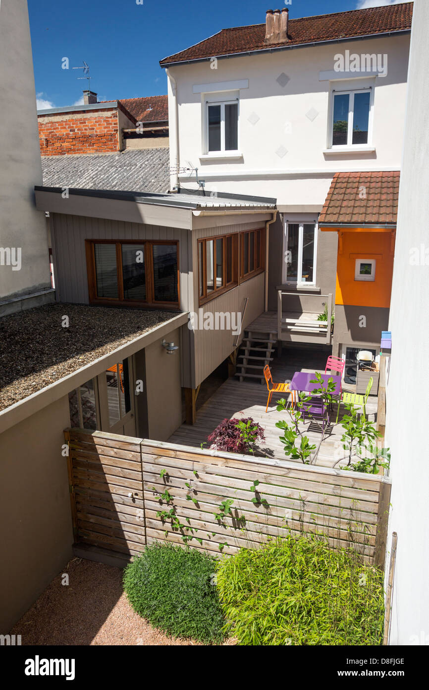 Una piccola casa per le vacanze con la sua estensione di legno (Francia). Petite Maison de vacances avec une estensione en bois (Francia). Foto Stock