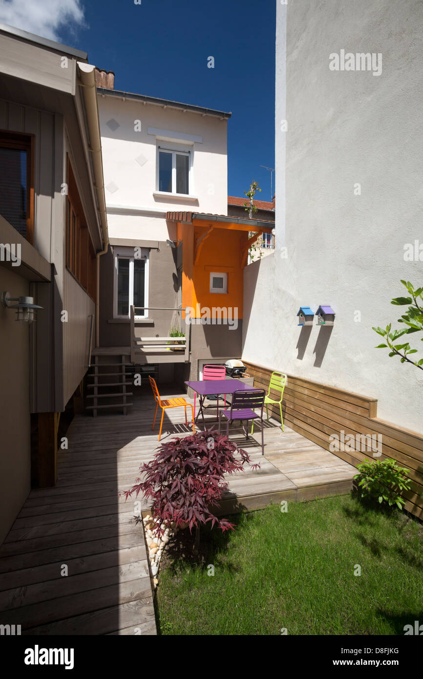 Una piccola casa per le vacanze con la sua estensione di legno (Francia). Petite Maison de vacances avec une estensione en bois (Francia). Foto Stock