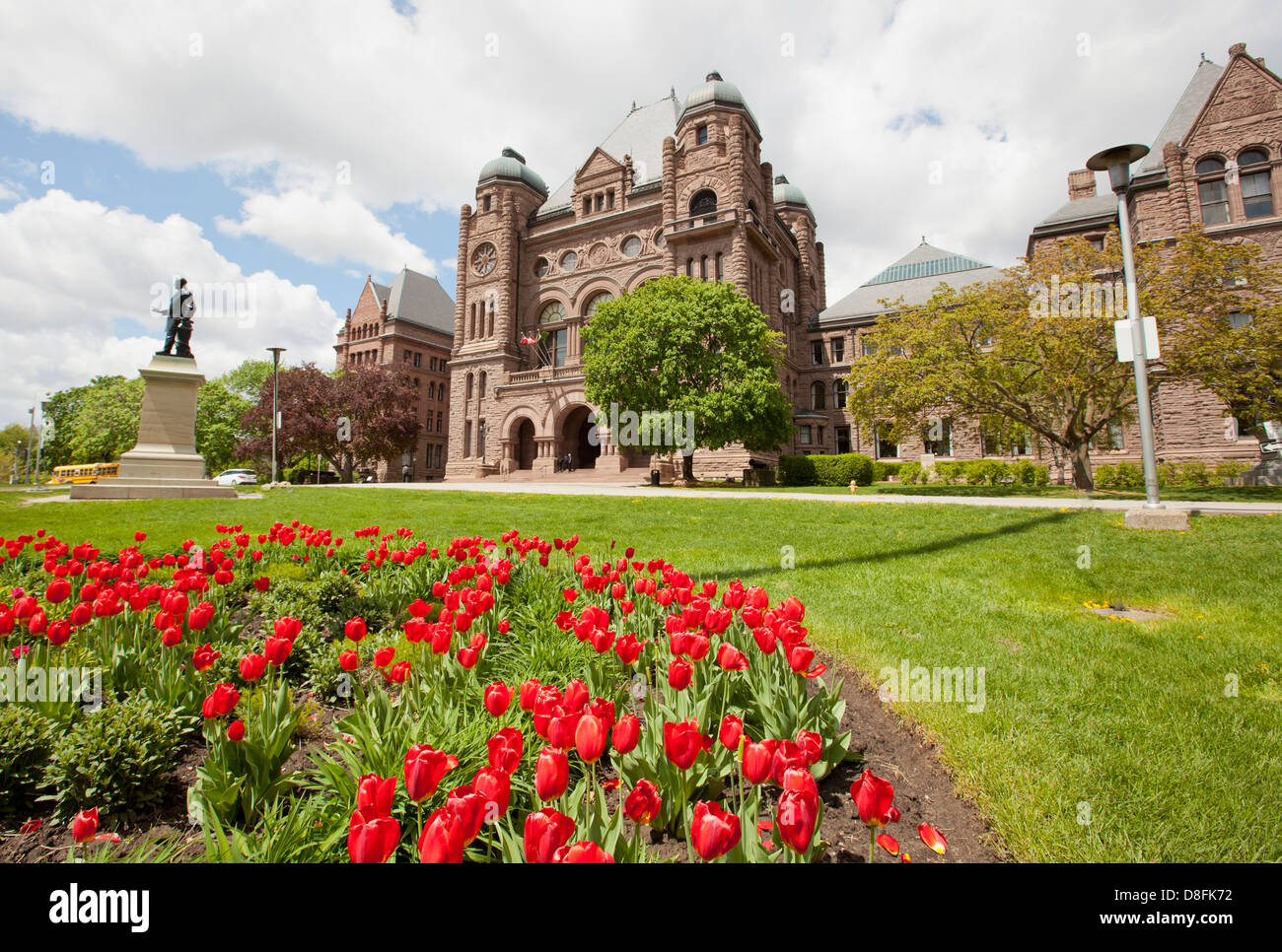 Queens Park edifici legislativa toronto durante la primavera con aiuole di fiori fioritura in Canada Foto Stock