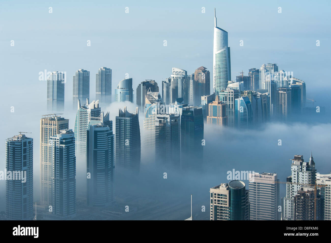 Jumeirah Lake Towers nella nebbia, Dubai, UAE Foto Stock