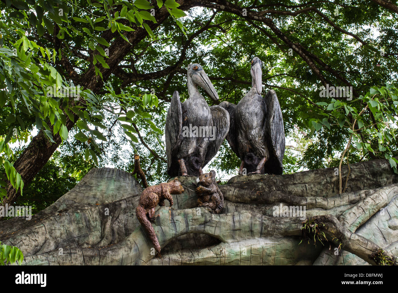 Hornbill statua e statua Koala Foto Stock