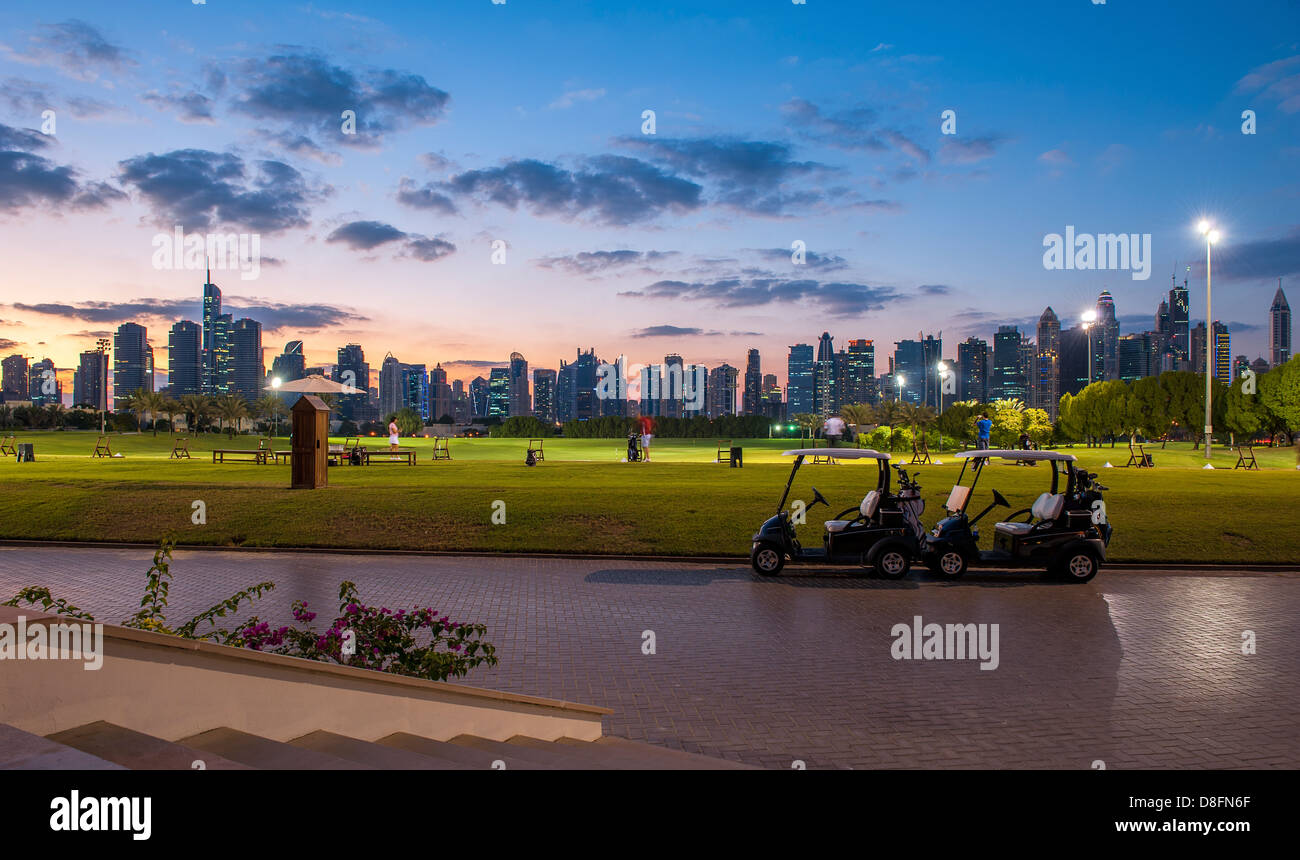 Skyline di Dubai al tramonto, EMIRATI ARABI UNITI Foto Stock