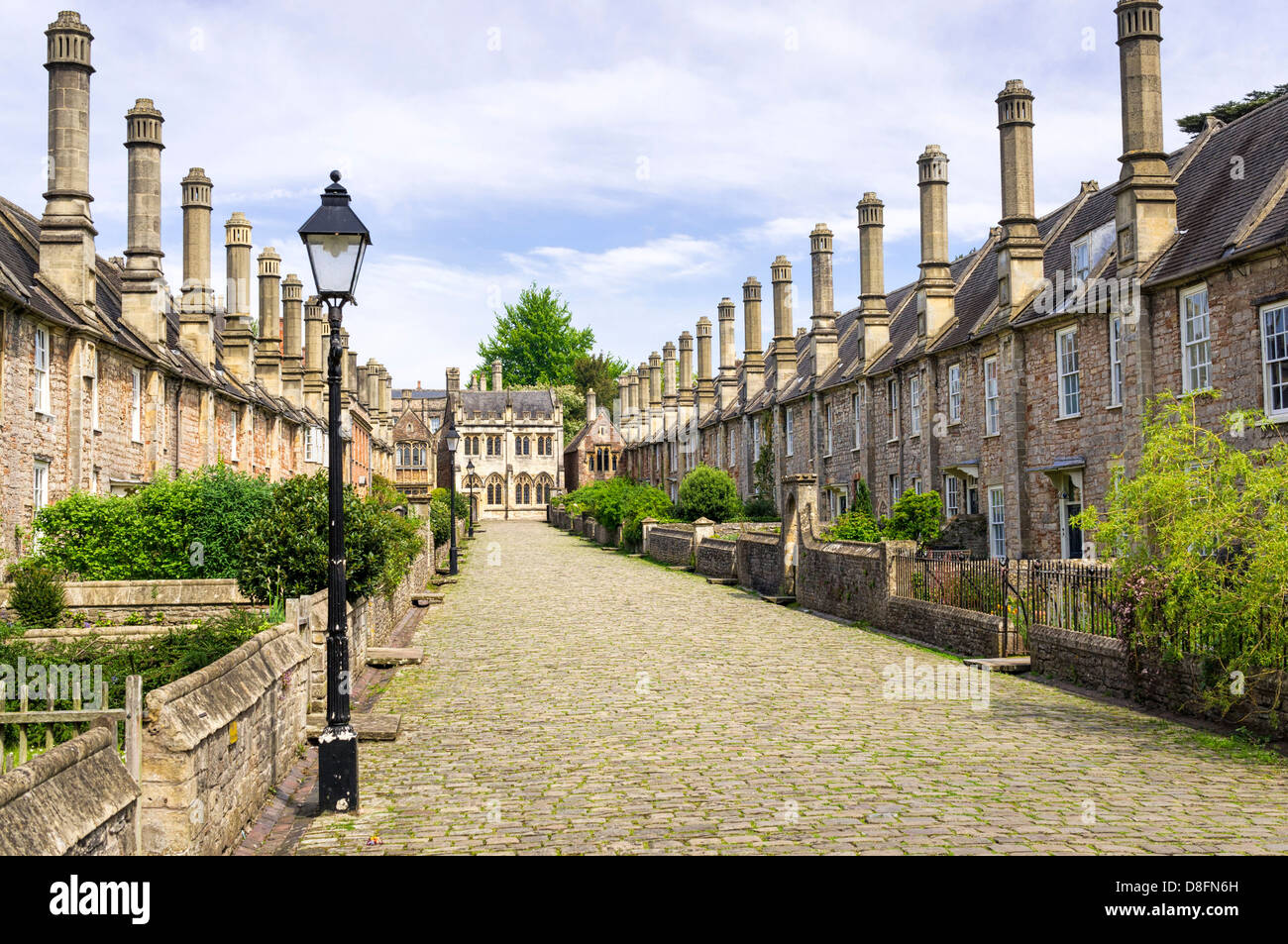 Via medievale - Vicari vicino, pozzi, Somerset, Inghilterra, Regno Unito - con la strada di ciottoli e vecchie case di riga Foto Stock