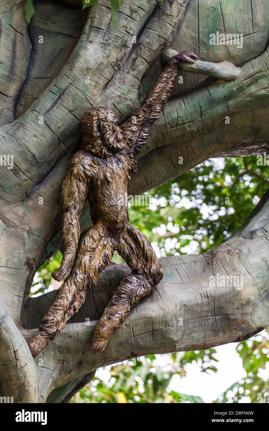 Monkey della statua nel giardino zoologico di Chiangmai, Thailandia Foto Stock