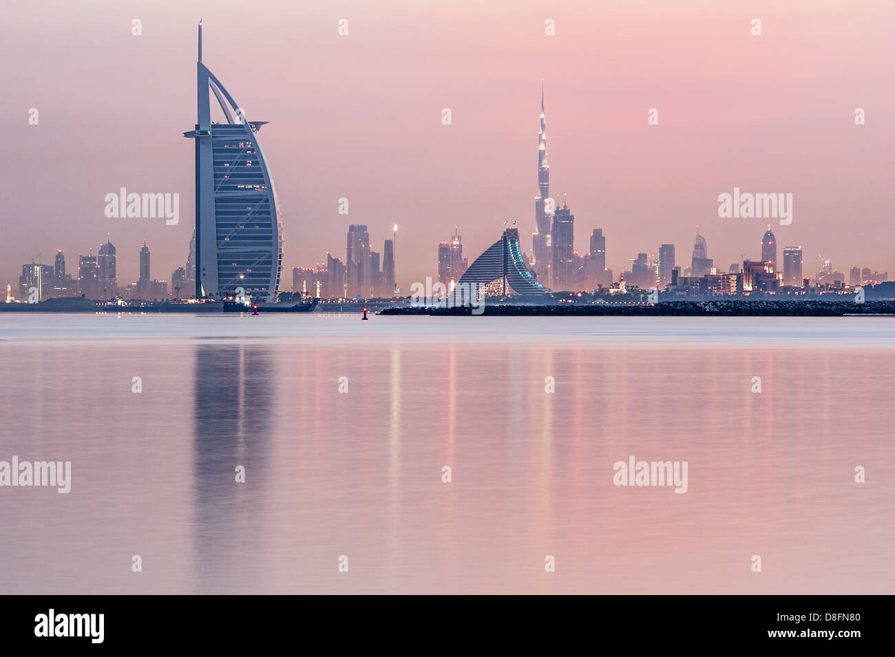 Skyline di Dubai a sunrise, EMIRATI ARABI UNITI Foto Stock