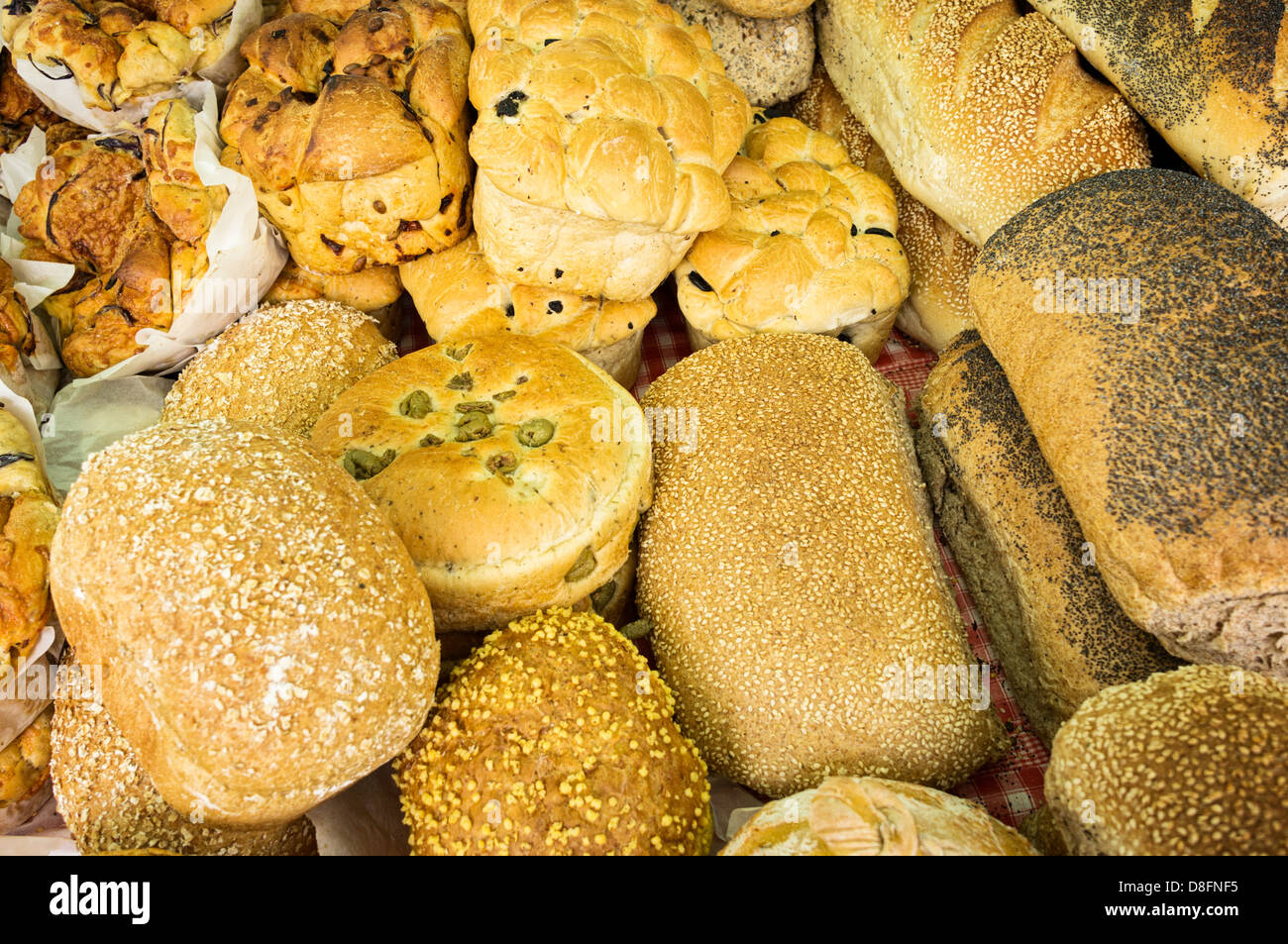 Il pane su un mercato in stallo, England, Regno Unito Foto Stock