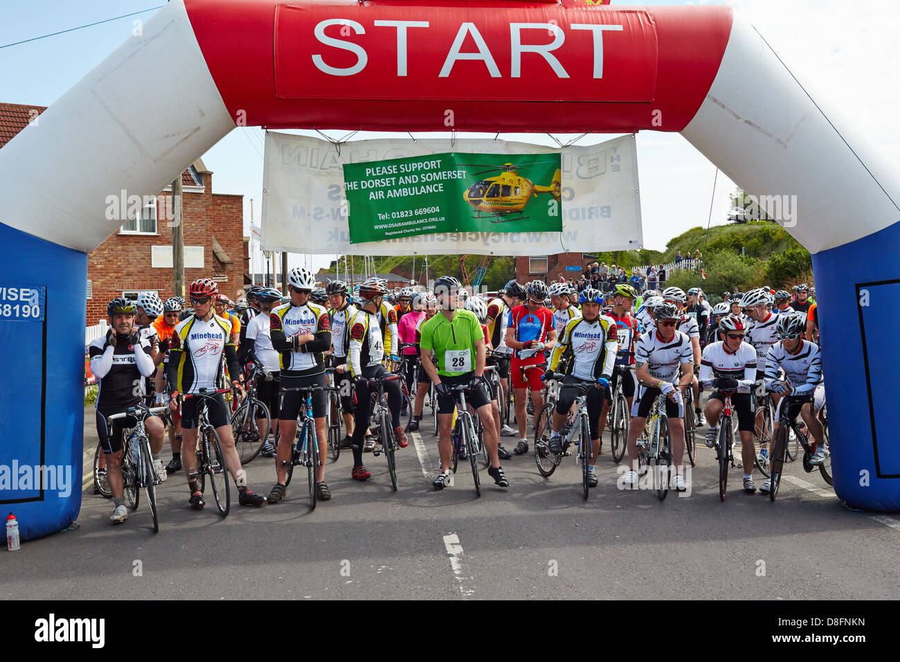 I ciclisti lineup per l'inizio del Coast to Coast Cycle Challenge 2013 da Watchet nel Somerset a Bridport nel Dorset. Foto Stock