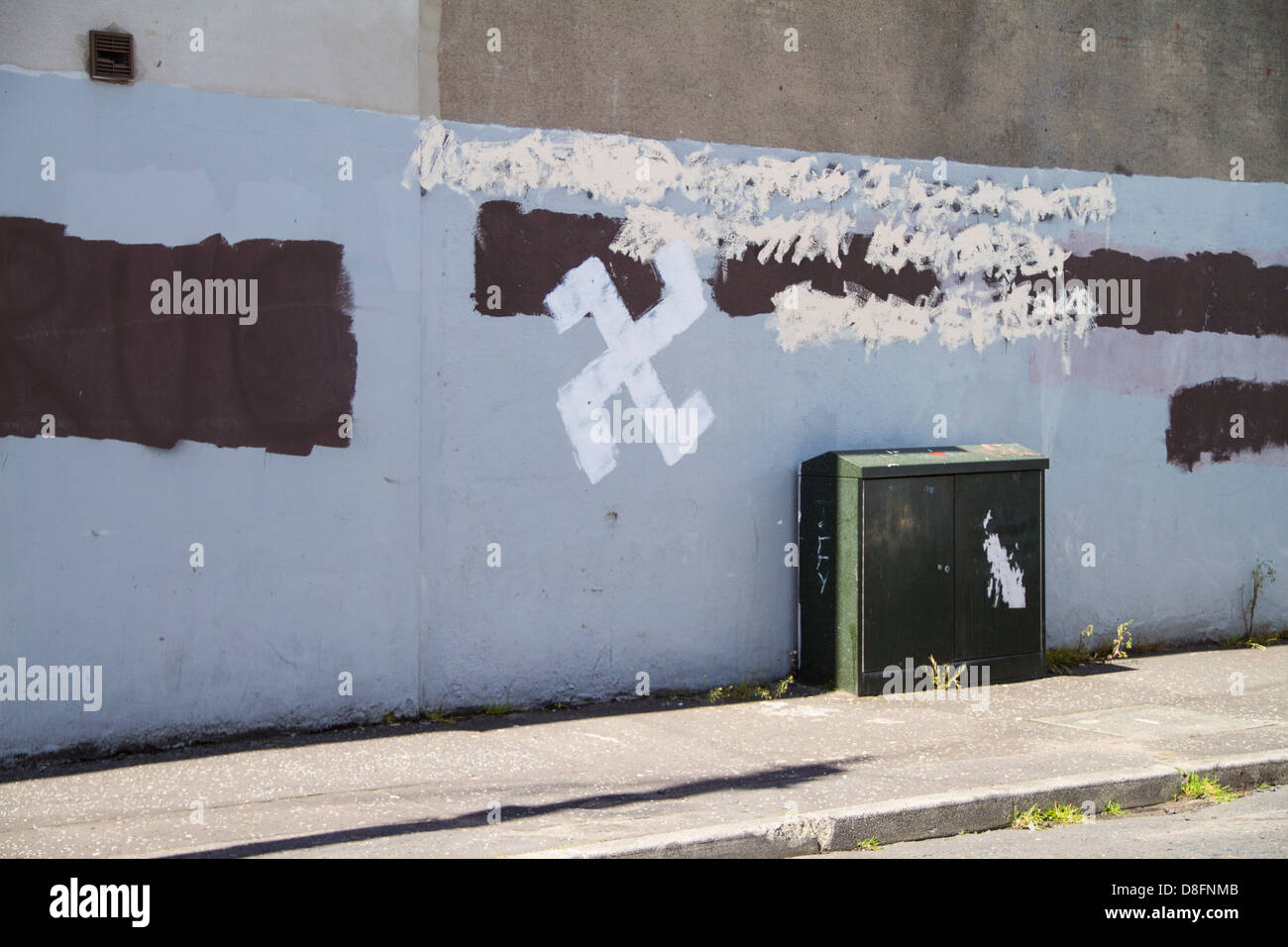Swastika graffiti dipinti su muro Foto Stock