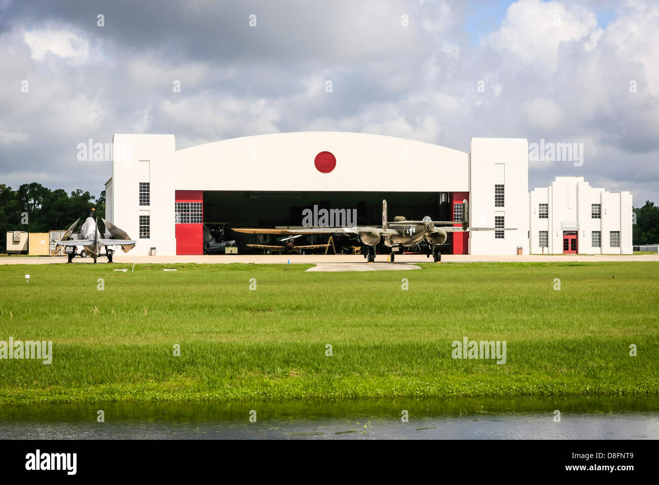 A B25 Mitchell parcheggiata fuori il mantenimento appendiabiti alla fantasia di Aviosuperficie di volo a Polk City FL Foto Stock