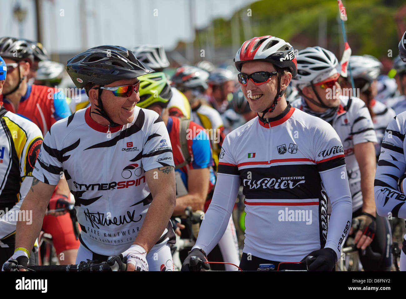 I ciclisti a prepararsi per la partenza del Coast to Coast Cycle Challenge 2013 da Watchet nel Somerset a Bridport nel Dorset. Foto Stock