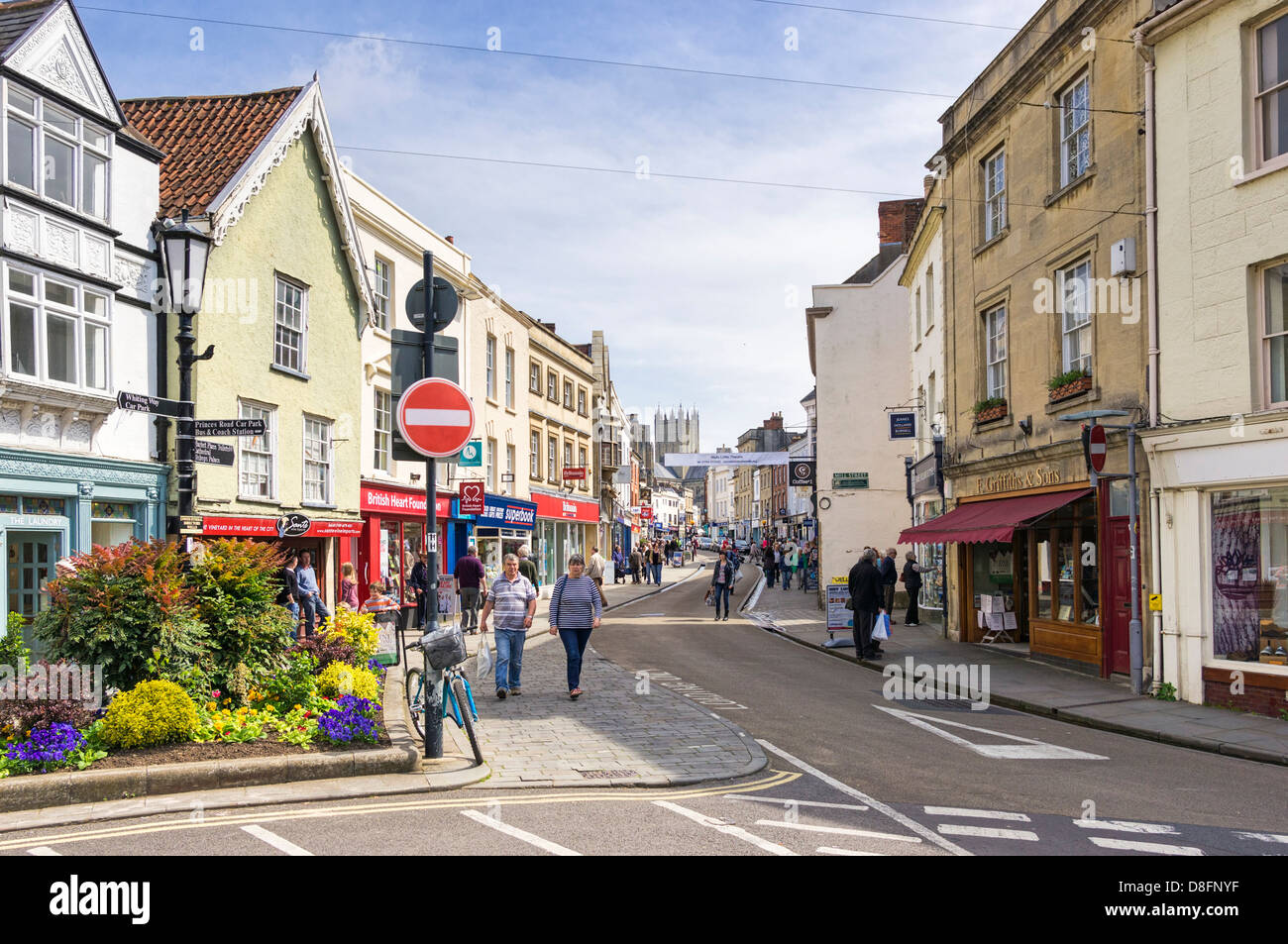 British High Street scene nel centro di pozzi, Somerset, Inghilterra, Regno Unito Foto Stock