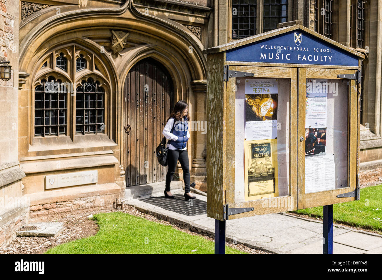 Studente proveniente al di fuori della Facoltà di Musica la costruzione di pozzi a Scuola cattedrale, pozzi, Somerset, Inghilterra, Regno Unito Foto Stock
