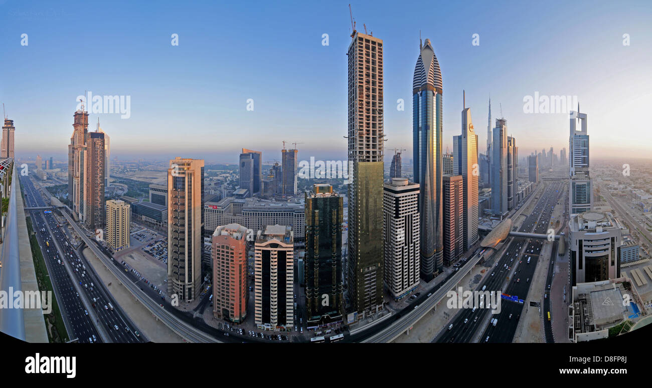 Torri lungo la Sheikh Zayed Road, Dubai, UAE Foto Stock
