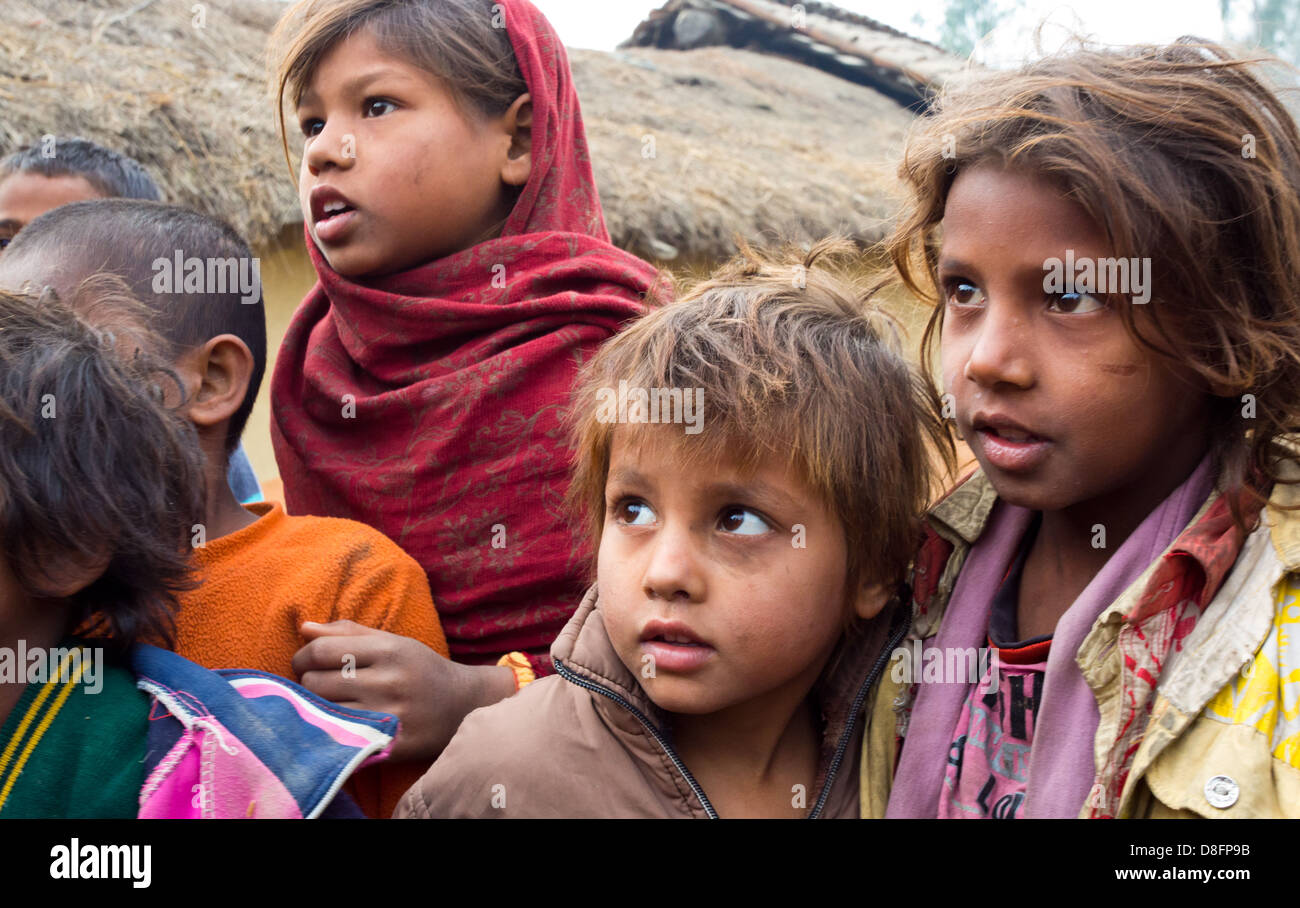 I bambini in un piccolo villaggio vicino a Nepalganj, Nepal Foto Stock