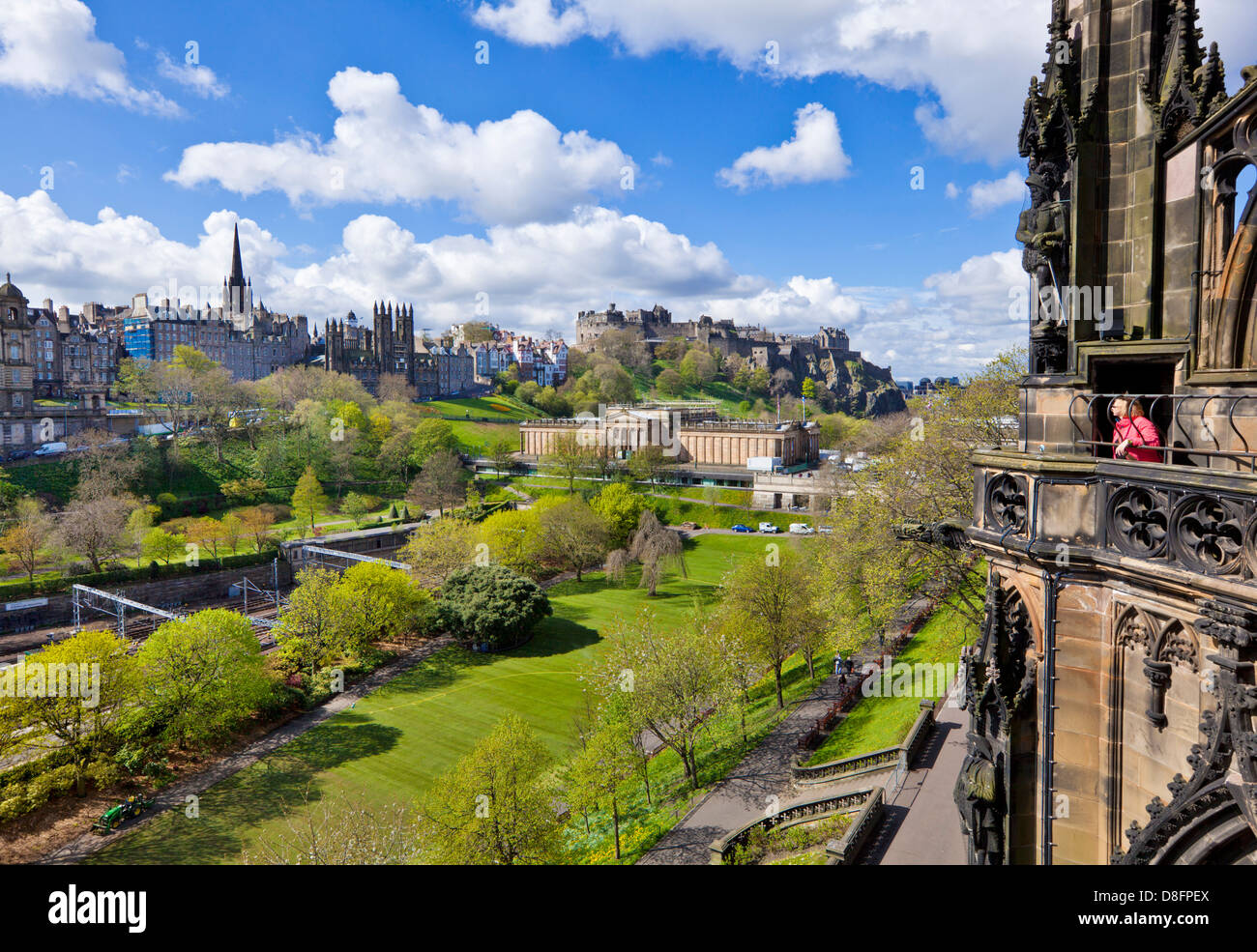 Vista sul castello di Edimburgo e giardini nel centro della città dal monumento di Scott Edinburgh Midlothian Scozia UK GB EU Europe Foto Stock