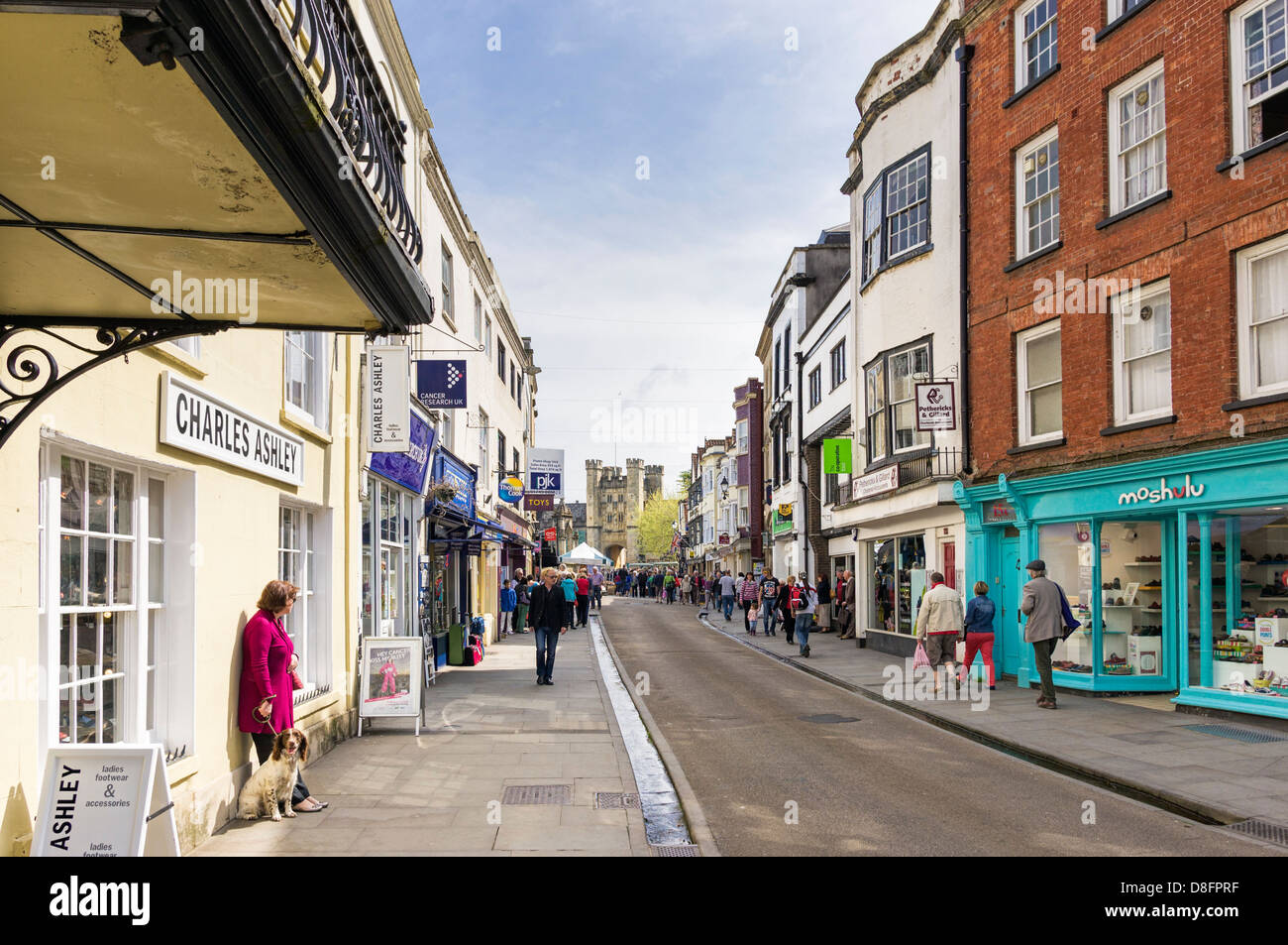 High street scene in pozzetti, Somerset, Inghilterra, Regno Unito Foto Stock