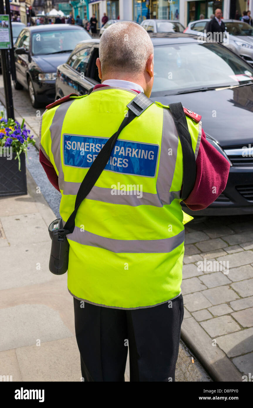 Vigile a scrivere un biglietto di parcheggio, England, Regno Unito Foto Stock