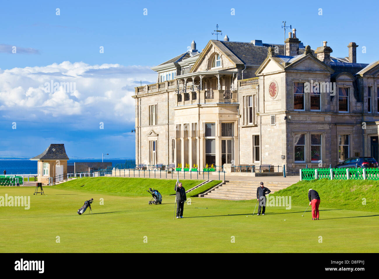 Giocare a golf Royal and Ancient Golf Club di St Andrews campo da golf e club house St Andrews Fife Scozia UK GB EU Europe Foto Stock