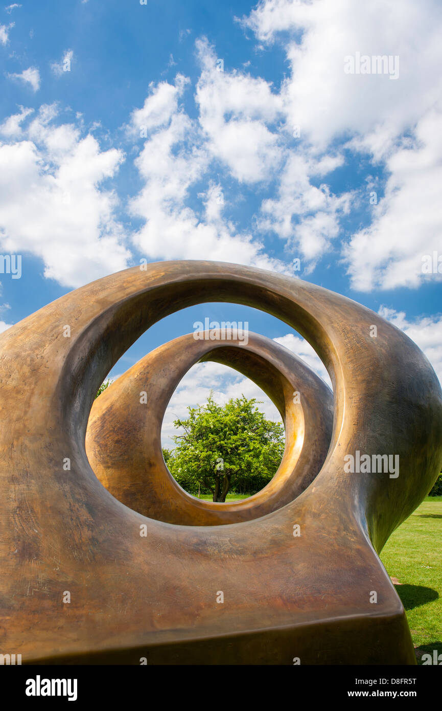 Henry Moore Foundation Perry Green Auguste Rodin exhibition moderno contemporaneo scultura statua in bronzo ovale doppia 1966 Foto Stock