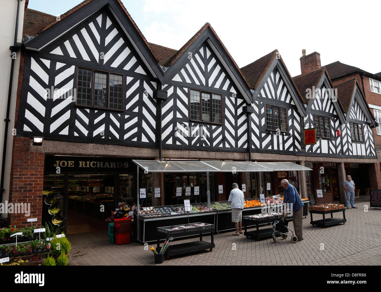Fruttivendolo alesaggio Street Lichfield Staffordshire con stile Tudor facciata Foto Stock