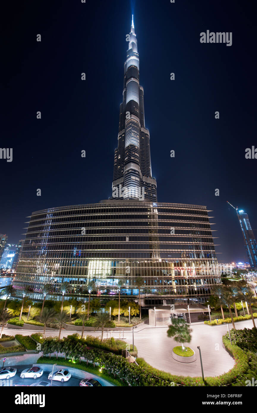 Parchi di notte davanti a Burj Khalifa, Downtown Dubai, Emirati arabi uniti Foto Stock