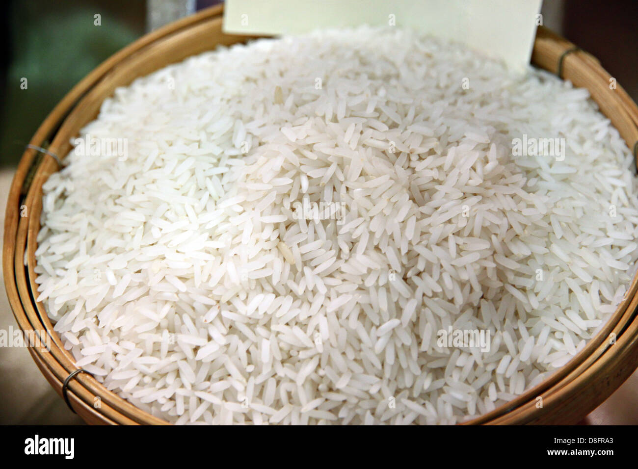 La grana di riso nel contenitore.Il riso è di colore bianco. Foto Stock