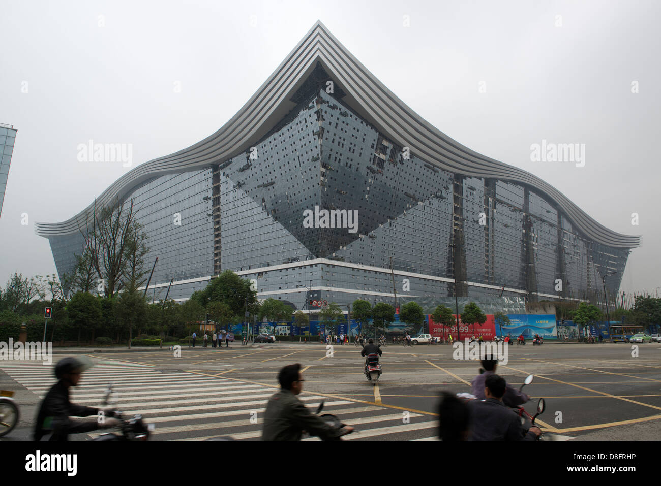Nuovo Secolo centro globale a Chengdu, in tutto il mondo più grande edificio autonomo. Foto Stock