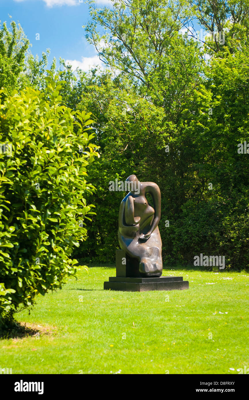 Henry Moore Foundation Perry Green Auguste Rodin exhibition moderno contemporaneo scultura in bronzo statua di Madre e bambino sedile monoblocco Foto Stock