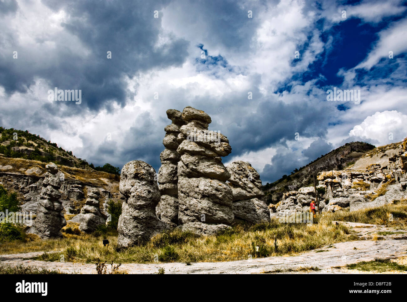 Rocky Hill Kuklica con cielo blu in Macedonia Foto Stock