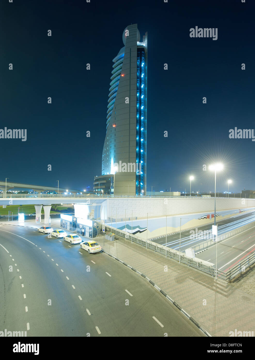 World Trade Center rotonda e Etisalat Tower di notte, Downtown Dubai, Emirati arabi uniti Foto Stock