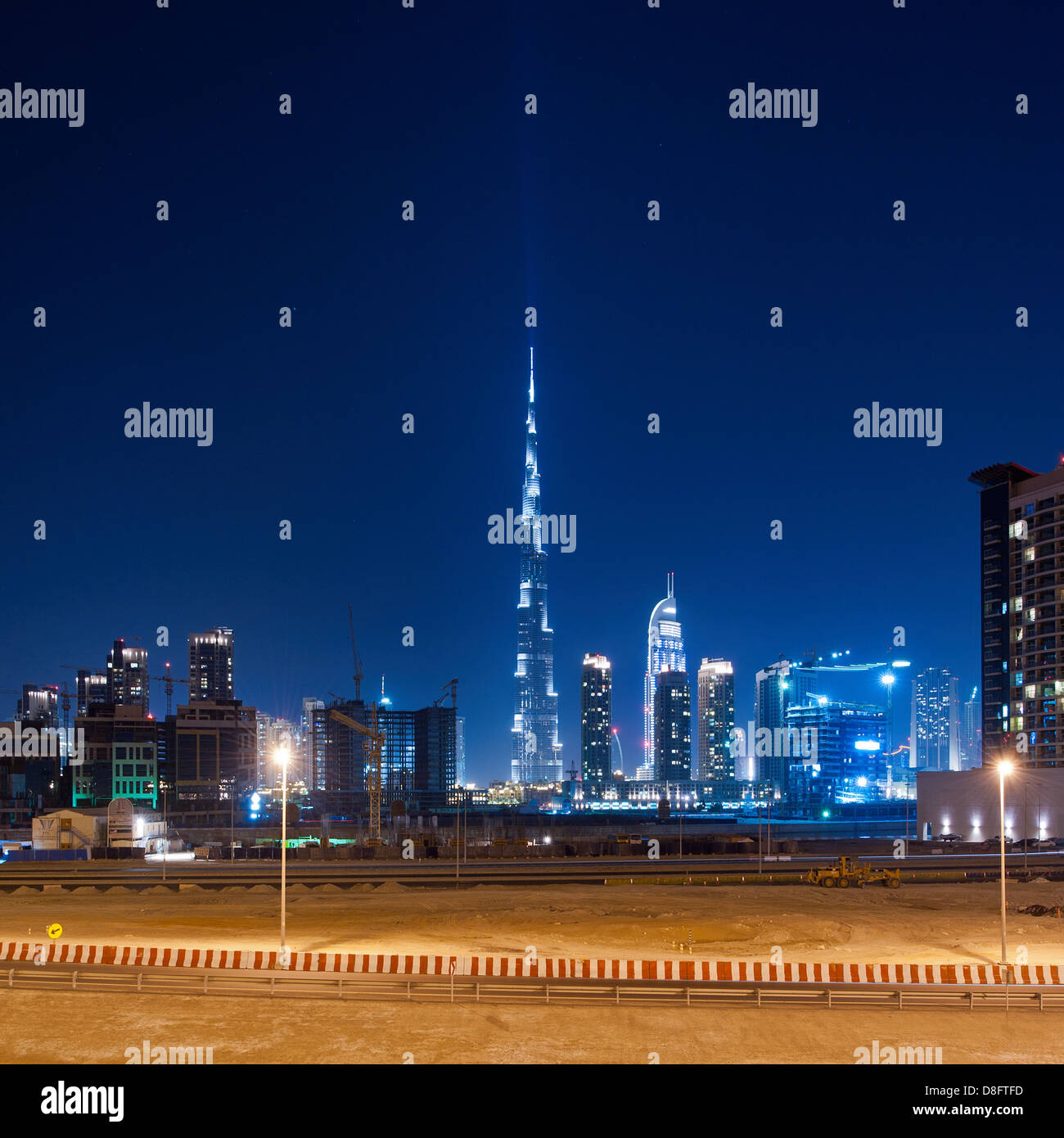 Business Bay e il Burj Khalifa di notte, Downtown Dubai, Emirati arabi uniti Foto Stock