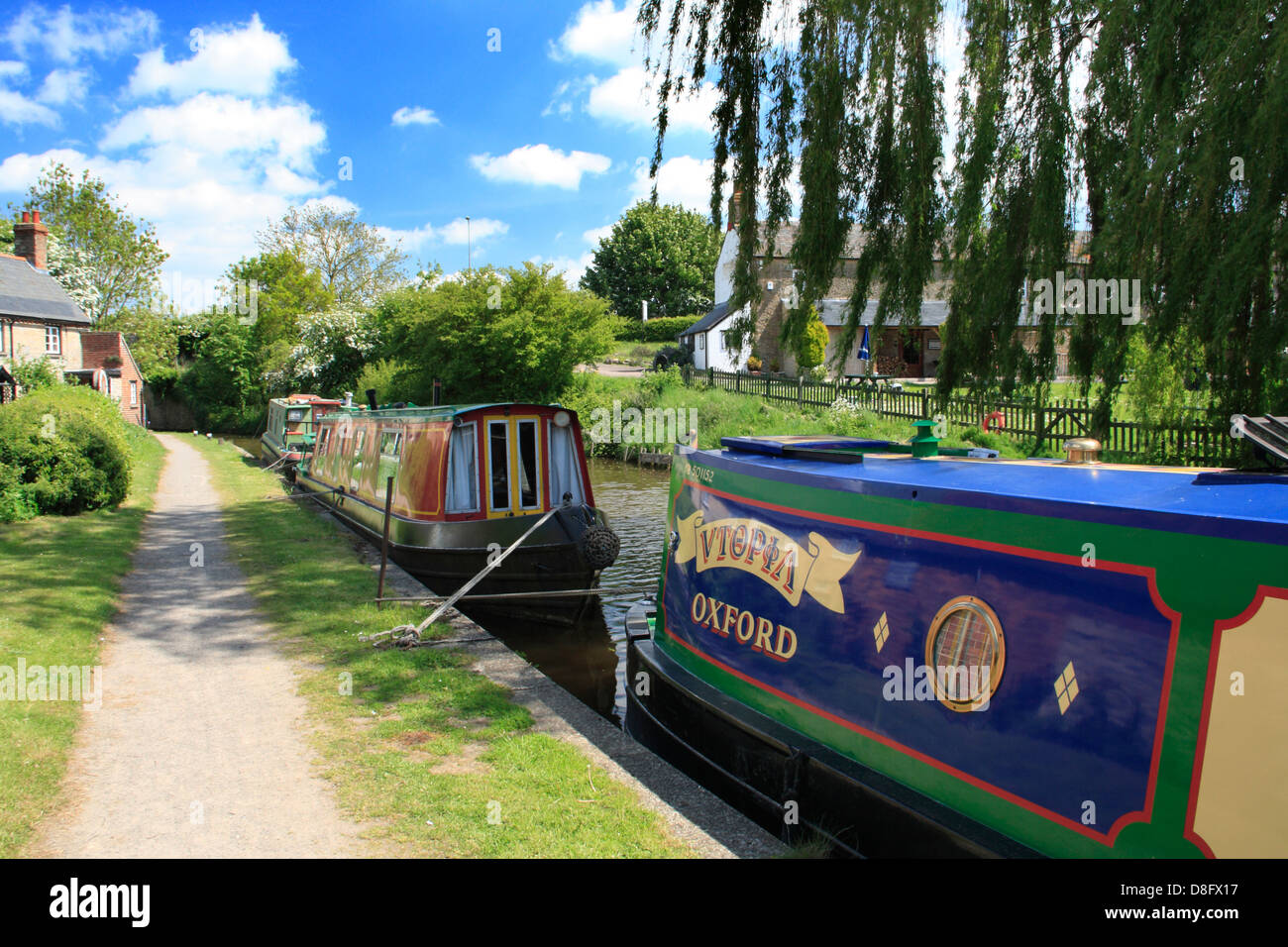Narrowboats sulla Oxford Canal vicino a Milton Keynes in Oxfordshire Foto Stock