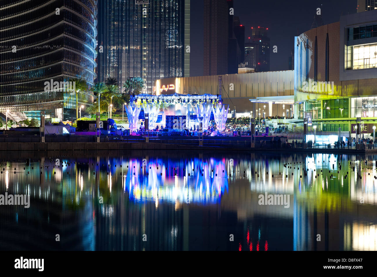 Stage presso il Burj Khalifa Lago accanto al centro commerciale di Dubai di notte, Dubai, UAE Foto Stock