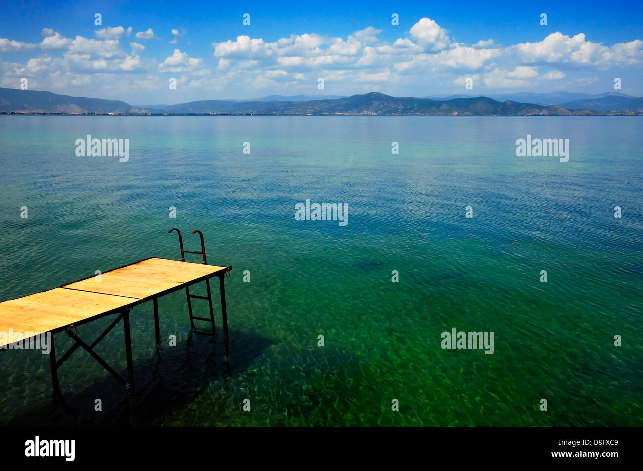 Il molo di legno jutts fuori nel lago di Ohrid Foto Stock