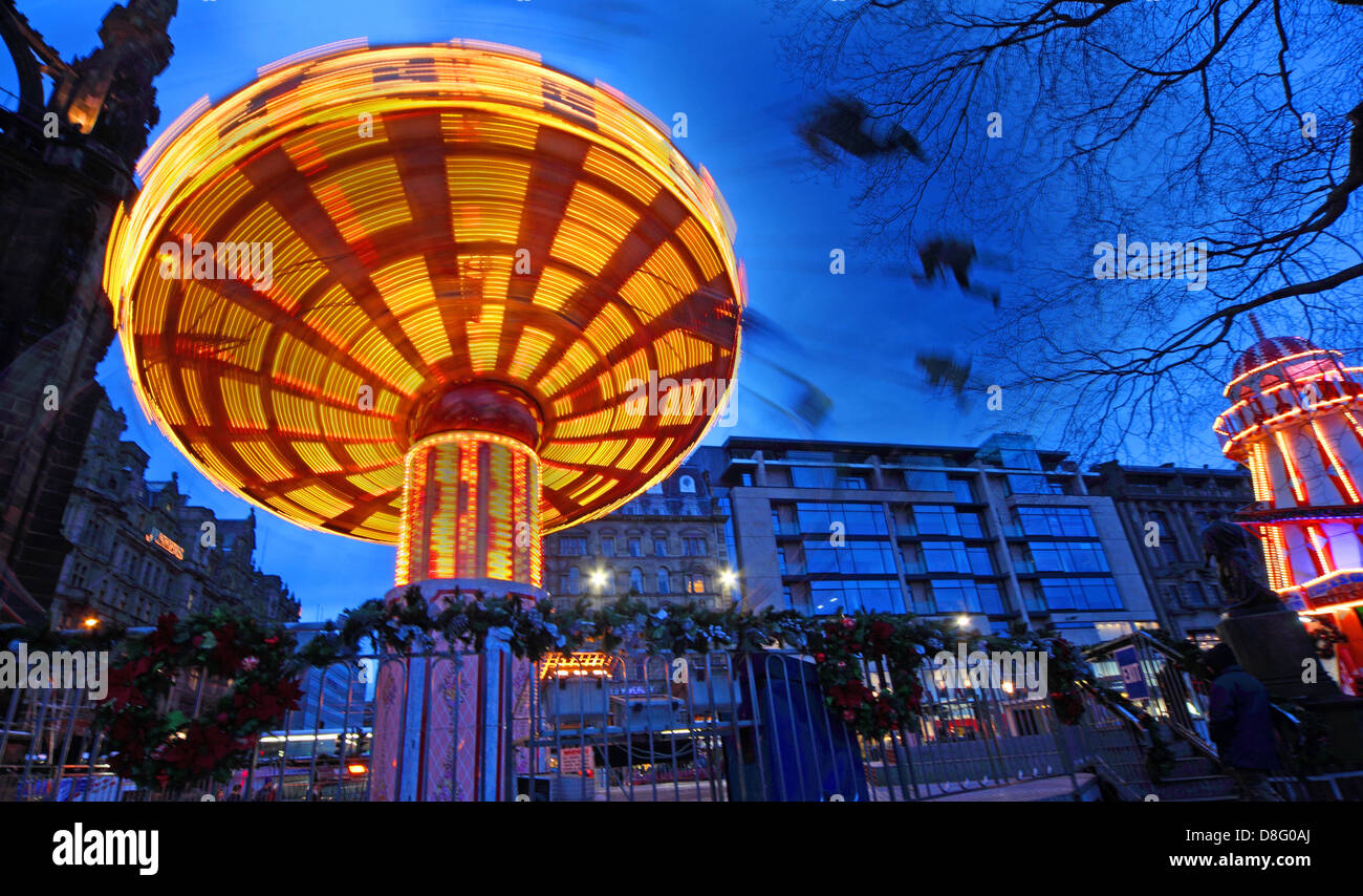 Merry Go Round al crepuscolo Princess St Gardens Edinburgh City Scotland Regno Unito Foto Stock