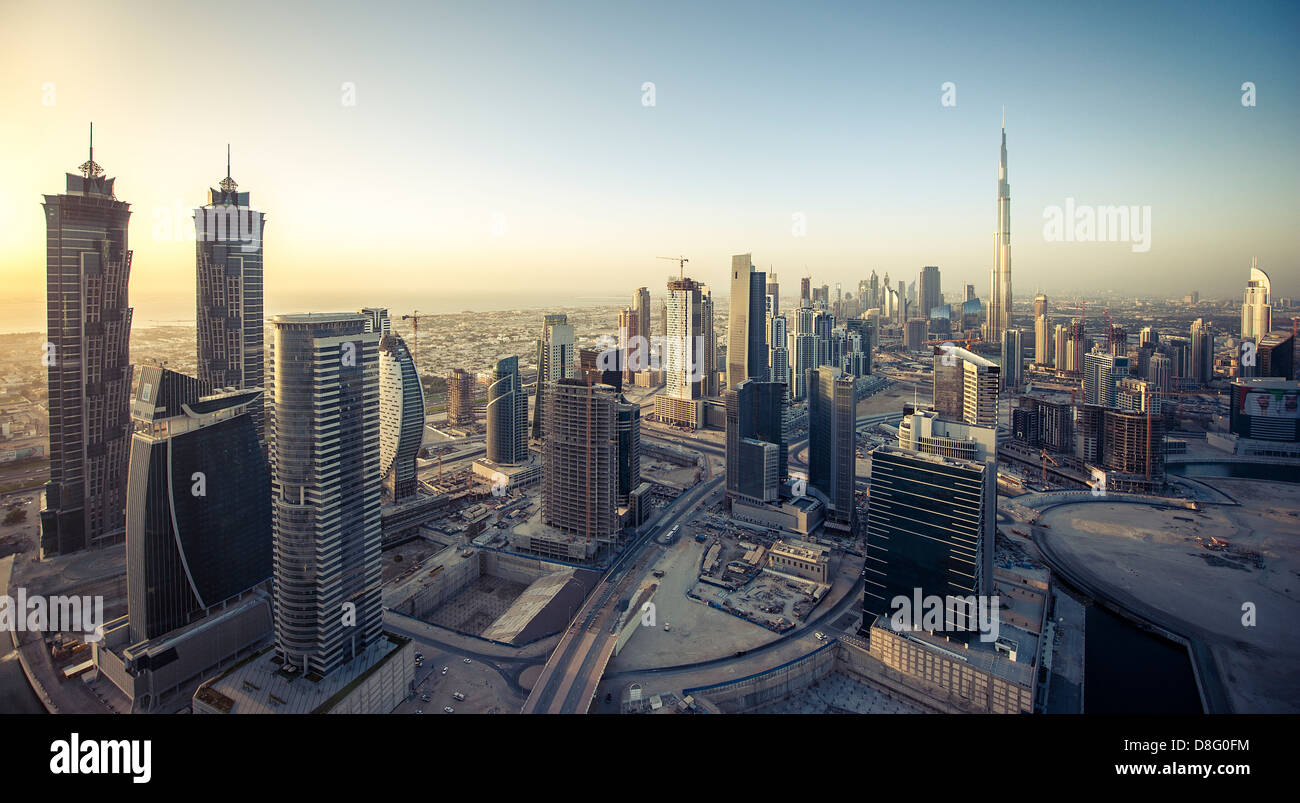 Grattacieli siti di costruzione in Business Bay Burj Khalifa dal tetto della Torre di Churchill sunset Downtown Dubai EMIRATI ARABI UNITI Foto Stock