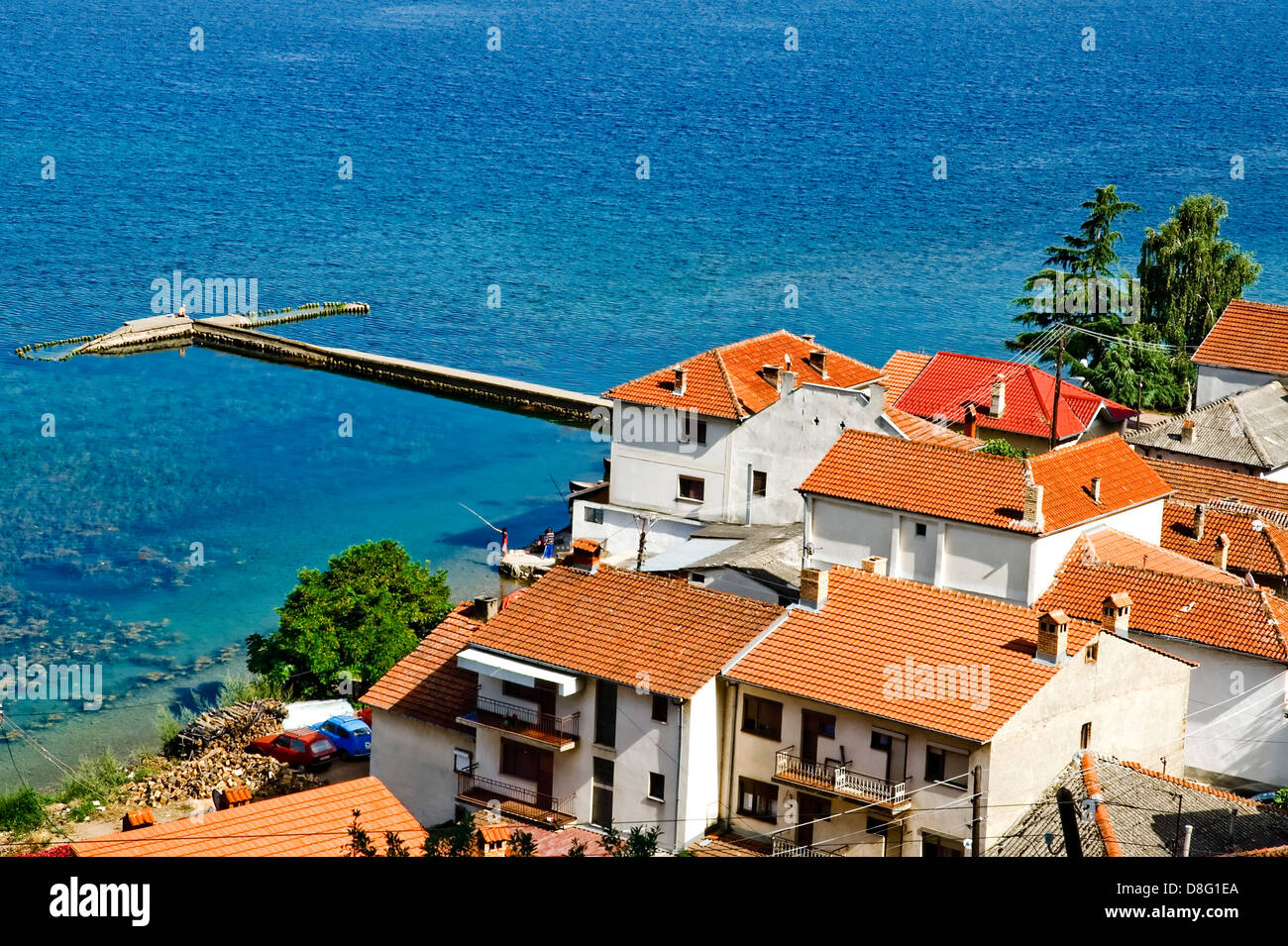 Una vista di un piccolo villaggio di pescatori sul lago di Ohrid Foto Stock