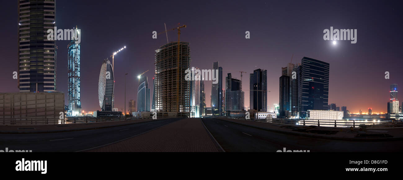 Siti di costruzione e grattacieli in Business Bay di notte, Downtown Dubai, Emirati arabi uniti Foto Stock