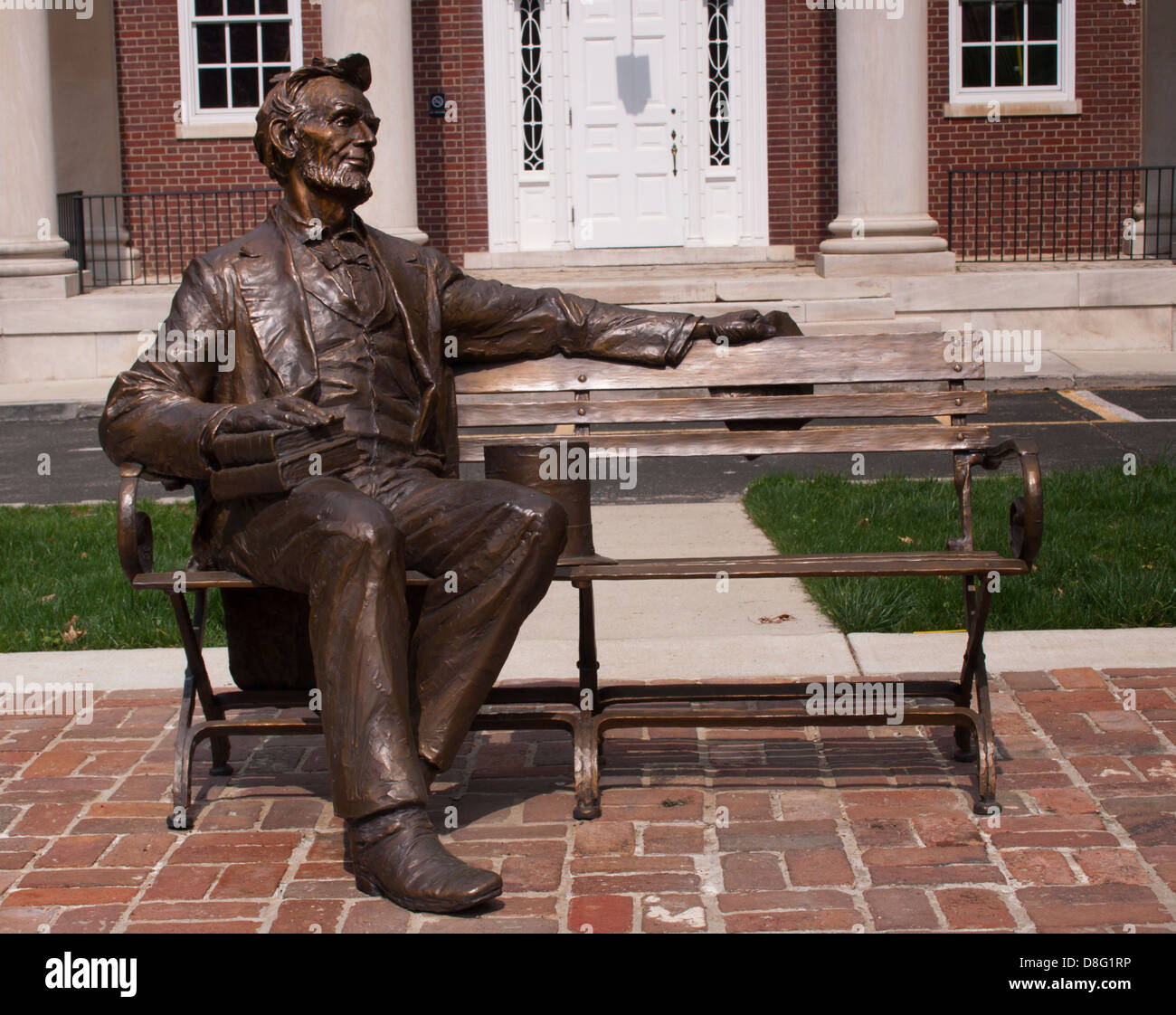 Statua di bronzo di Abraham Lincoln seduta su una panchina della WKU a Bowling Green, Kentucky, invita a riflettere e a conversare. Foto Stock