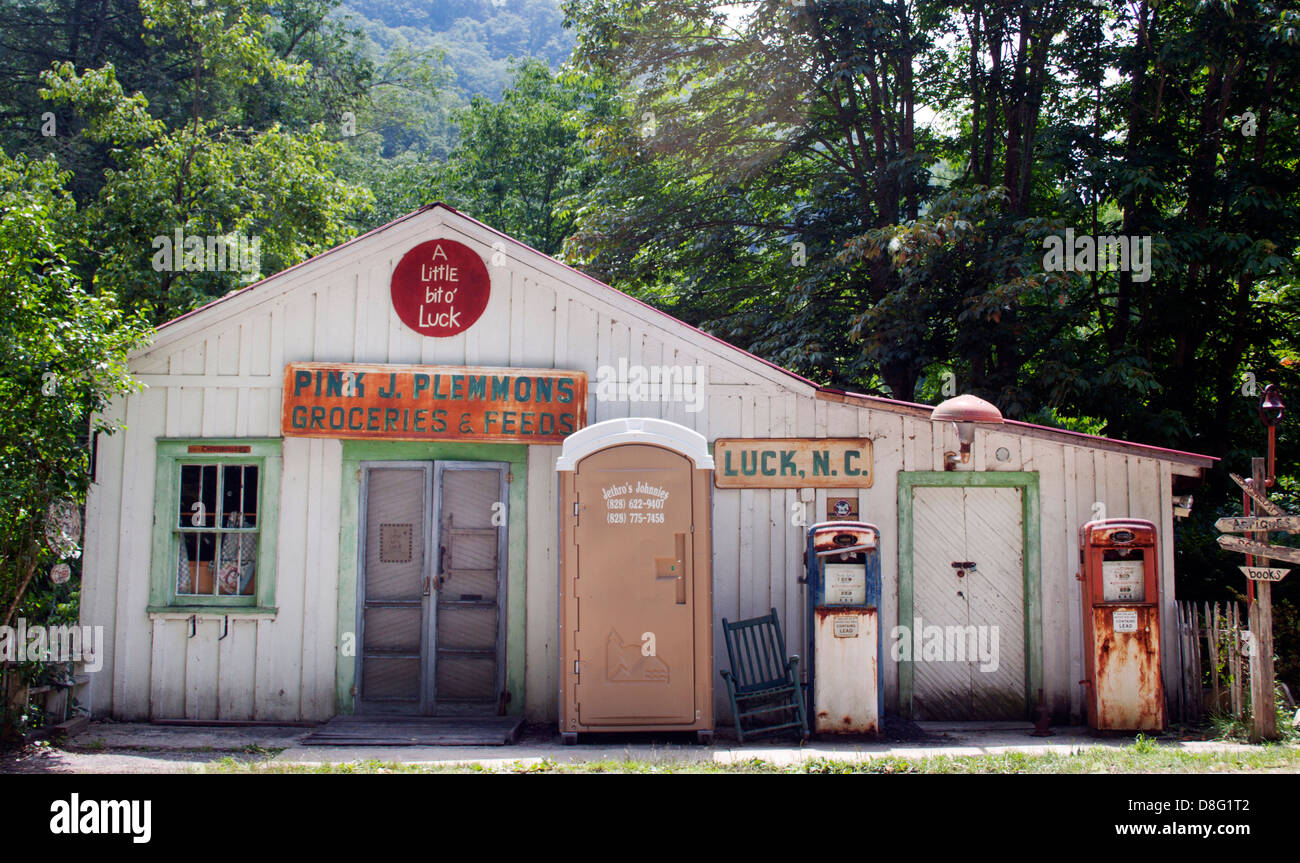 Un distributore di benzina vintage in fortuna, North Carolina, dove i viaggiatori possono fare il pieno di carburante e magari prendere un po' di fortuna lungo la strada. Foto Stock