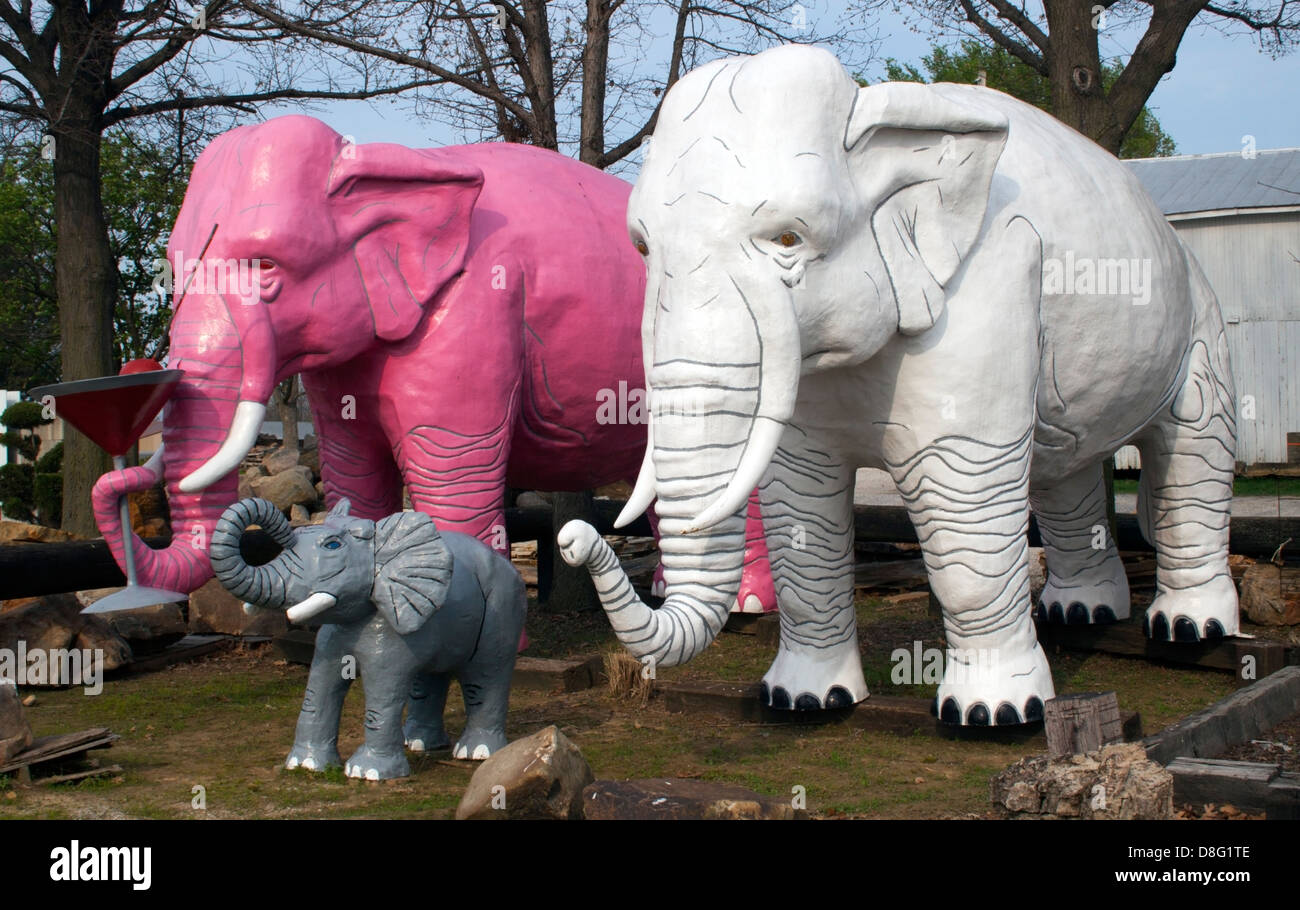 Famiglia di elefanti e martini in vetro Haubstadt Indiana Foto Stock