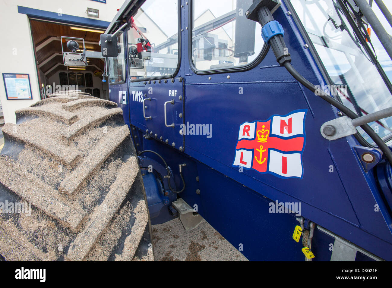 Un trattore RNLI a Beaumaris, Anglesey, Galles, UK, utilizzato per trainare la scialuppa di salvataggio in acqua. Foto Stock