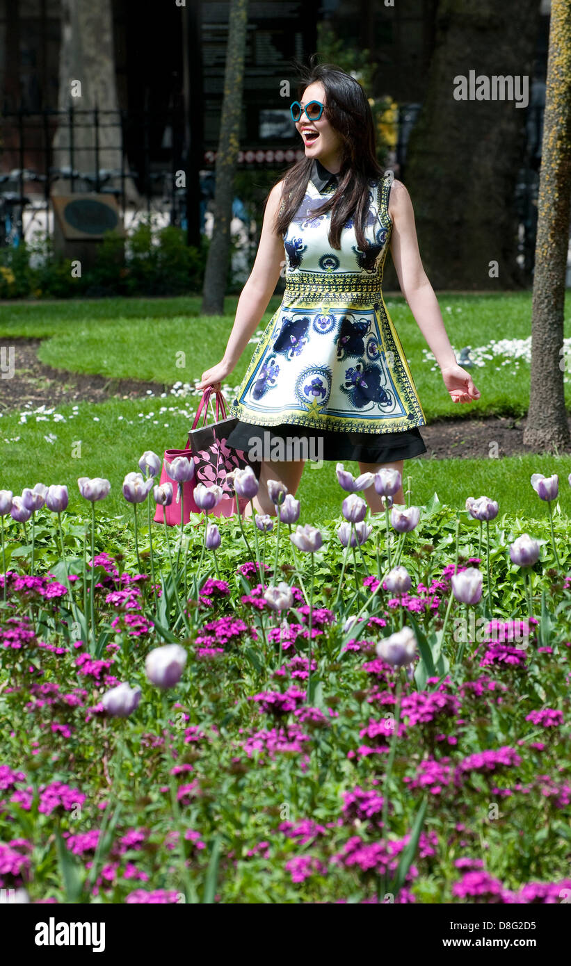 Donna cinese passeggiate nel parco giardino, Londra, Inghilterra Foto Stock