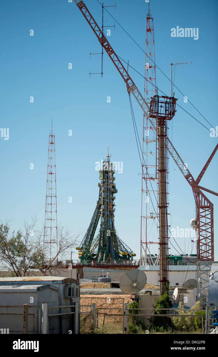 Il Soyuz TMA-09M veicolo spaziale è sollevato in posizione sulla rampa di lancio presso il cosmodromo di Baikonur Maggio 26, 2013 in Kazakistan. Il lancio del razzo Soyuz alla Stazione Spaziale Internazionale con spedizione 36/37 equipaggio è prevista per mercoledì. Foto Stock