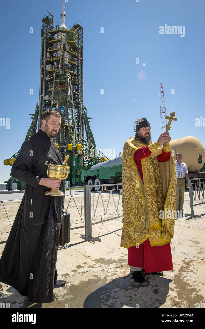 Una chiesa russo-ortodossa sacerdote benedice i membri dei media poco dopo aver benedetto il razzo Soyuz presso il cosmodromo di Baikonur Launch Pad Maggio 27, 2013 in Kazakistan. Il lancio del razzo Soyuz alla Stazione Spaziale Internazionale con spedizione 36/37 equipaggio è prevista per mercoledì. Foto Stock
