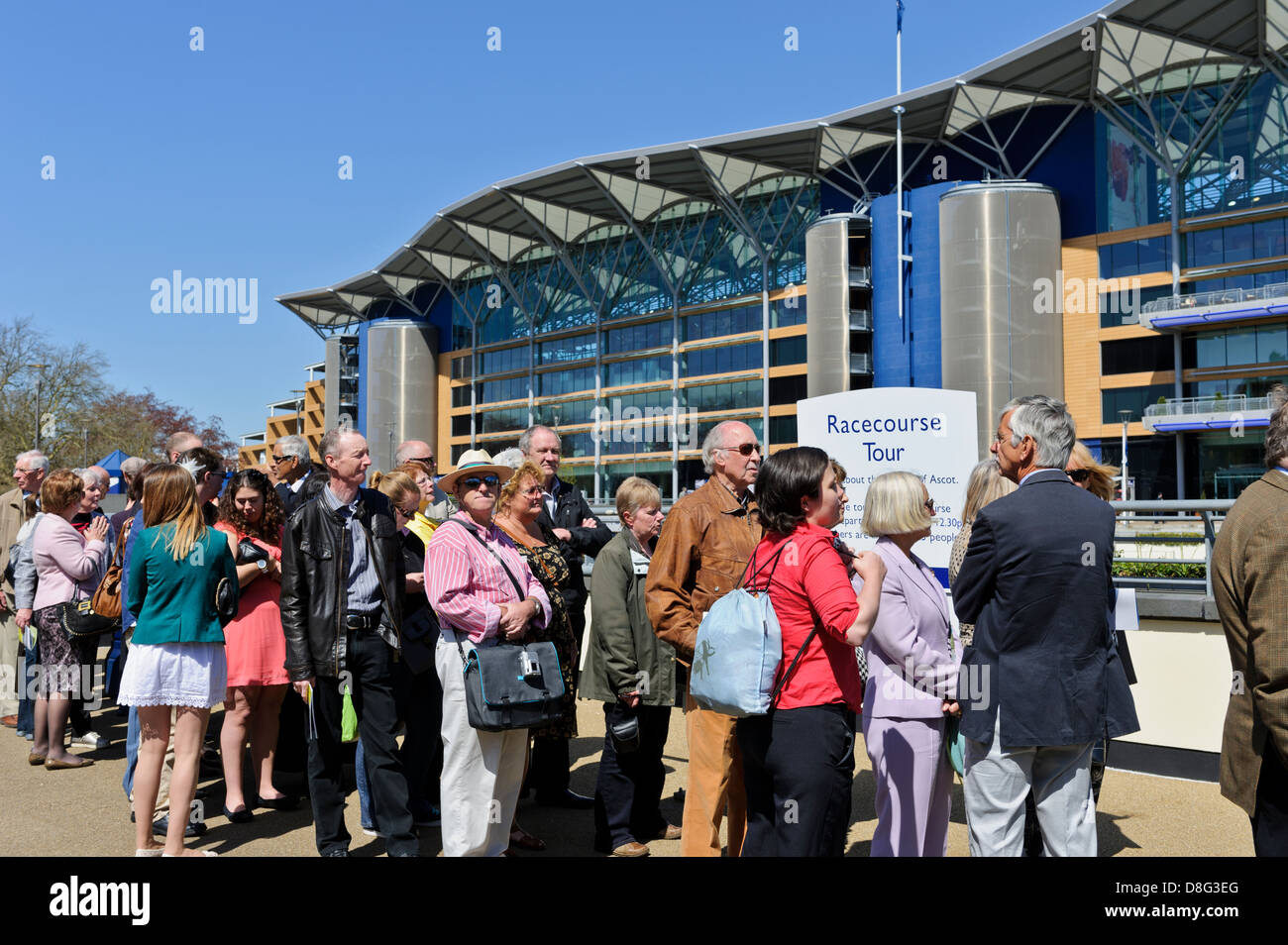 La gente a Ascot Racecourse accodamento per andare in tour, Ascot Berkshire, Inghilterra, Regno Unito. Foto Stock