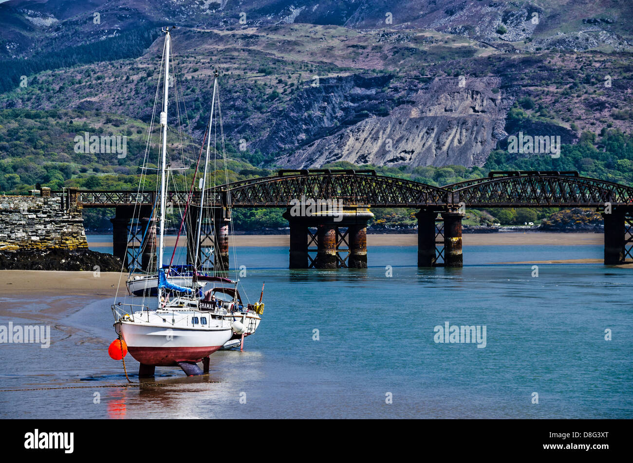 Barmouth Bridge e navi durante la bassa marea Foto Stock