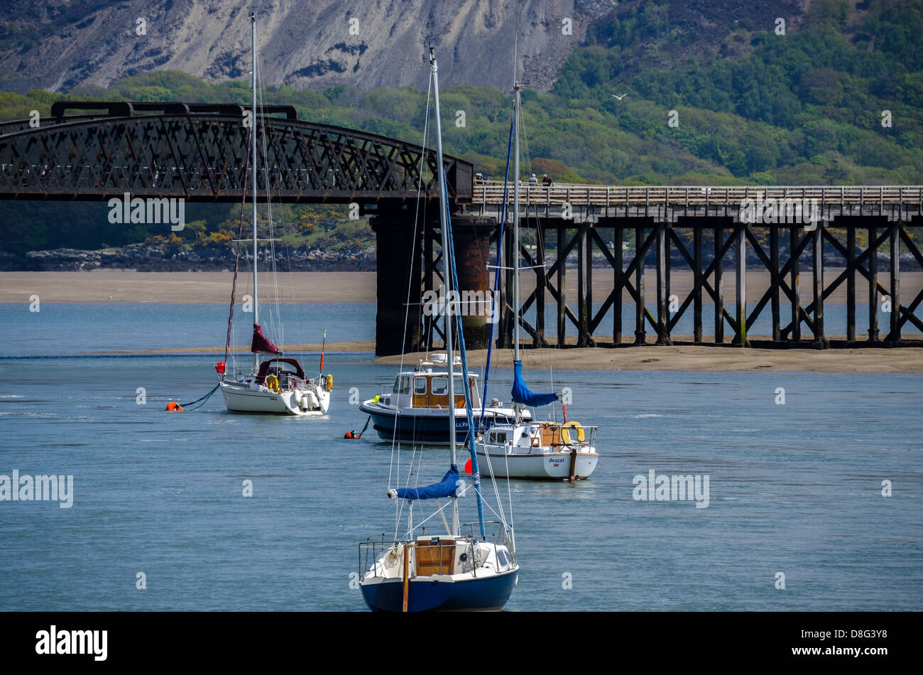 Barmouth Bridge e 4 barche in costiera del Galles Foto Stock