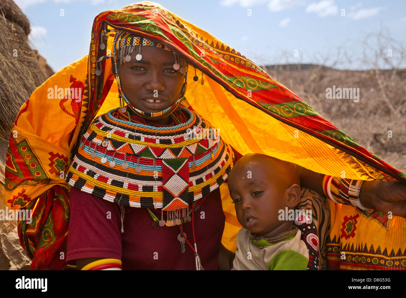 Rendille ragazza in abito tradizionale con il bambino.Kenya Foto Stock